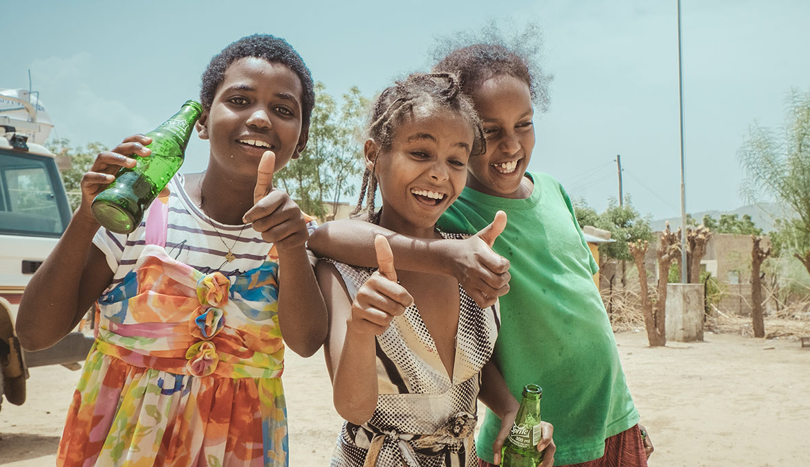 Kisanet Beyene, Rozina Zeray och Kisanet Welay ger oss ett väldigt varmt välkomnande.