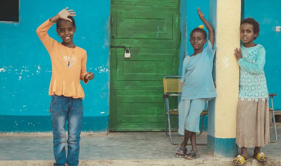 Fritidsgården i Rama ligger i norra Etiopien, nära gränsen till Eritrea. Detta är ett område som är hårt drabbat av krig, torka, matbrist och HIV. Verksamheten drivs av Mekane Yesuskyrkan i samarbete med EFS. Den riktar sig särskilt till de allra mest utsatta barnen i området och just nu finns 60 inskrivna barn. Det handlar till exempel om barn med HIV, barn med olika funktionsnedsättningar och barn som mist en eller båda sina föräldrar. Till fritidsgården kommer barnen för att leka, träffa kompisar, koppla av, läsa sina läxor och för att få mat.