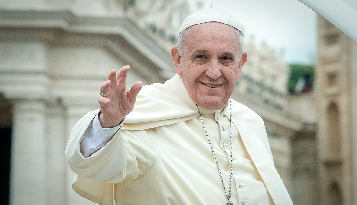 I sin nya bok antyder Påve Franciskus att vägen till helighet går genom ärlighet och gudsmöte.