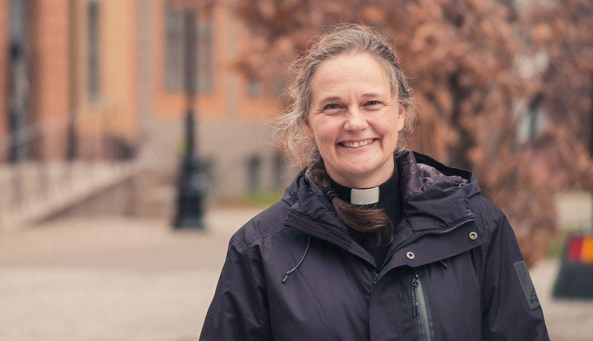 Karin hoppas att fler människor spontant ska vilja gå till kyrkan för att få stöd eller diskutera livsfrågor. Bild: Johan Ericson