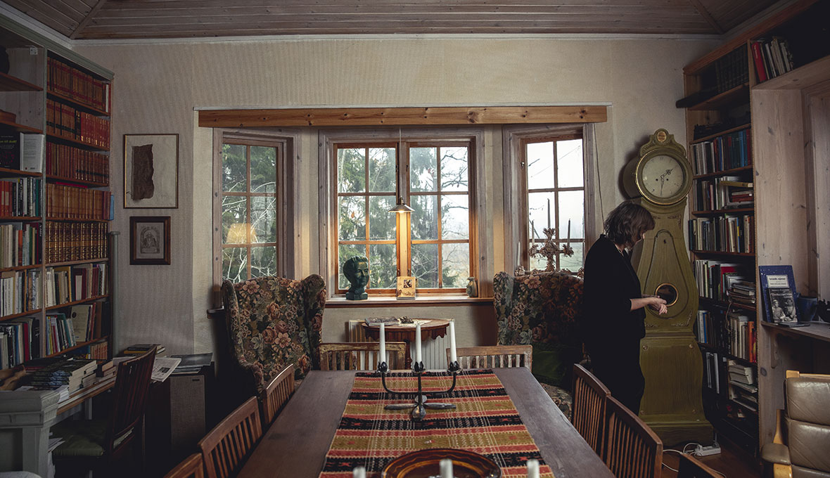 Ylva växte upp omgiven av böcker och skrivandet blev tidigt hennes tillflykt.