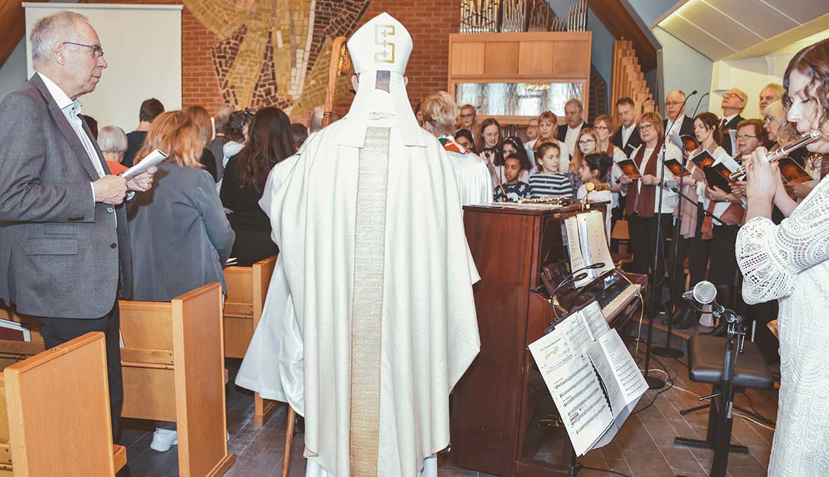 Sist in vid festhögmässan gick biskop Fredrik Modéus. Foto Inger Thomte