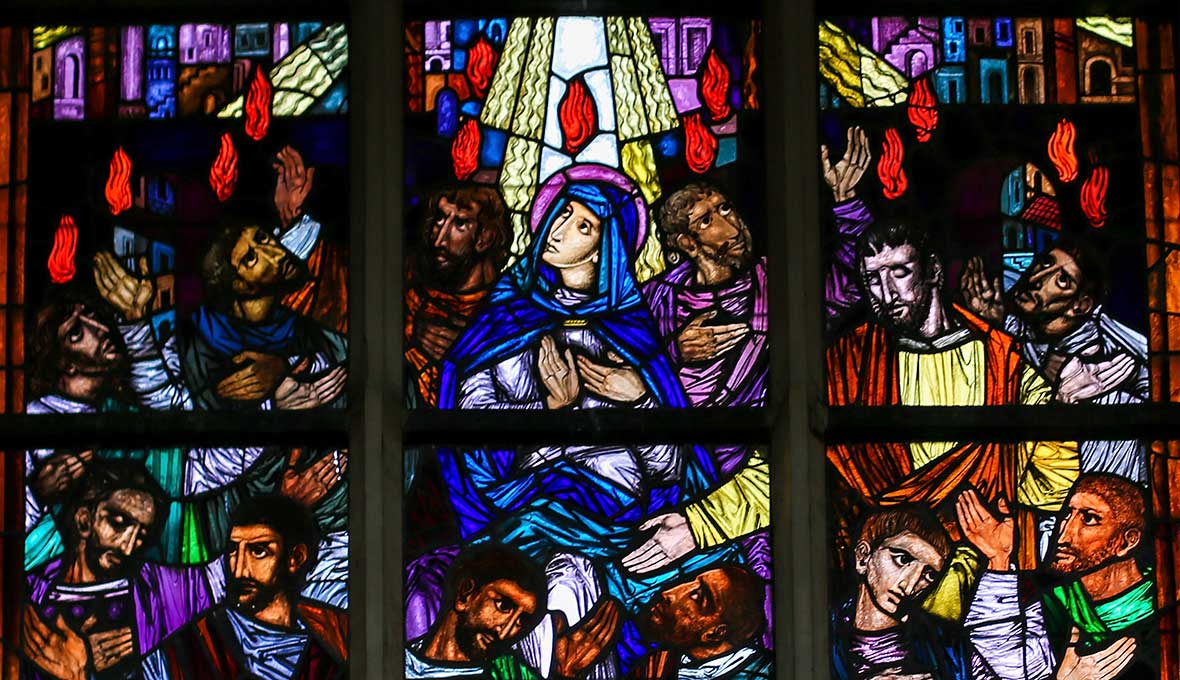 Maria och apostlarna under den första pingsten, då den helige Ande utgöts över de som var närvarande. Kyrkfönster i St Andreaskyrkan i Antwerpen, Belgien.