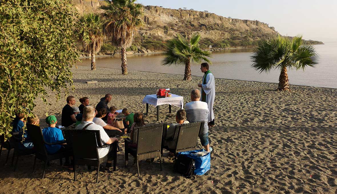 Magnus Widholm, kaplan för retreaten, ledde de dagliga morgon­mässorna på stranden.