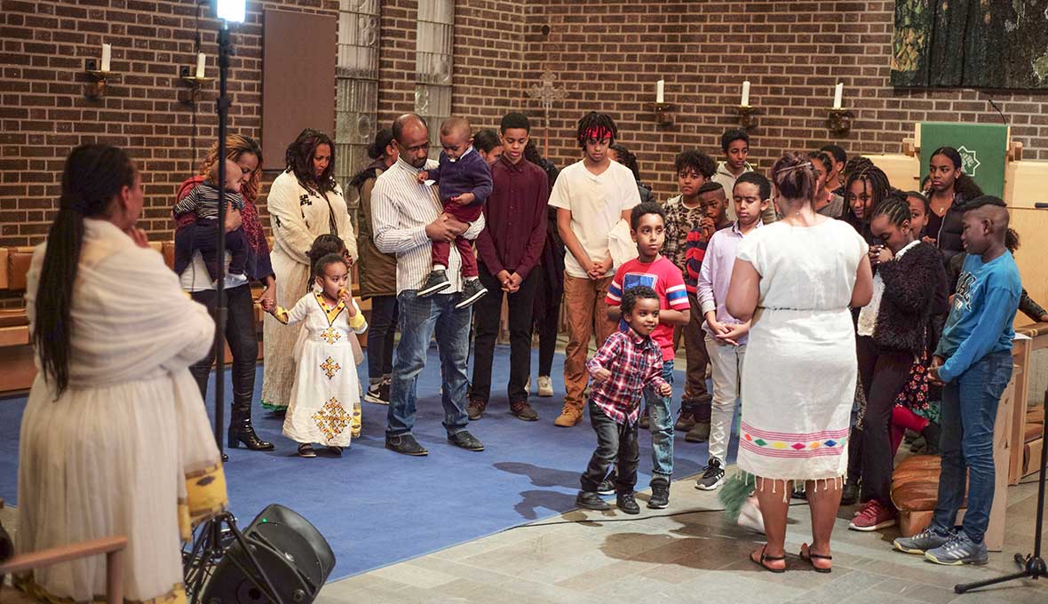 Mekane Yesuskyrkan i Skärholmen består av ett 40-tal barn och ungdomar – här står de inför församlingen för att ta emot bön och välsignelse under lördagens gudstjänst.