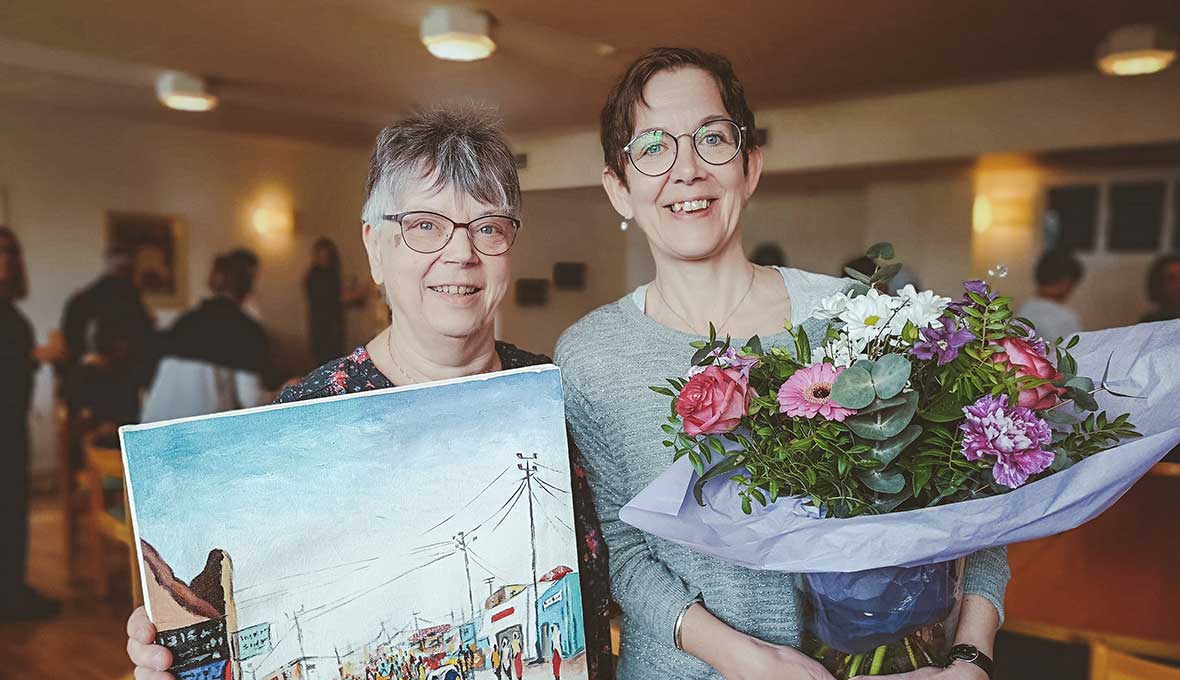 Britt-Marie Rosén avtackades av EFS missionsföreståndare Kerstin Oderhem med en tavla och blommor.