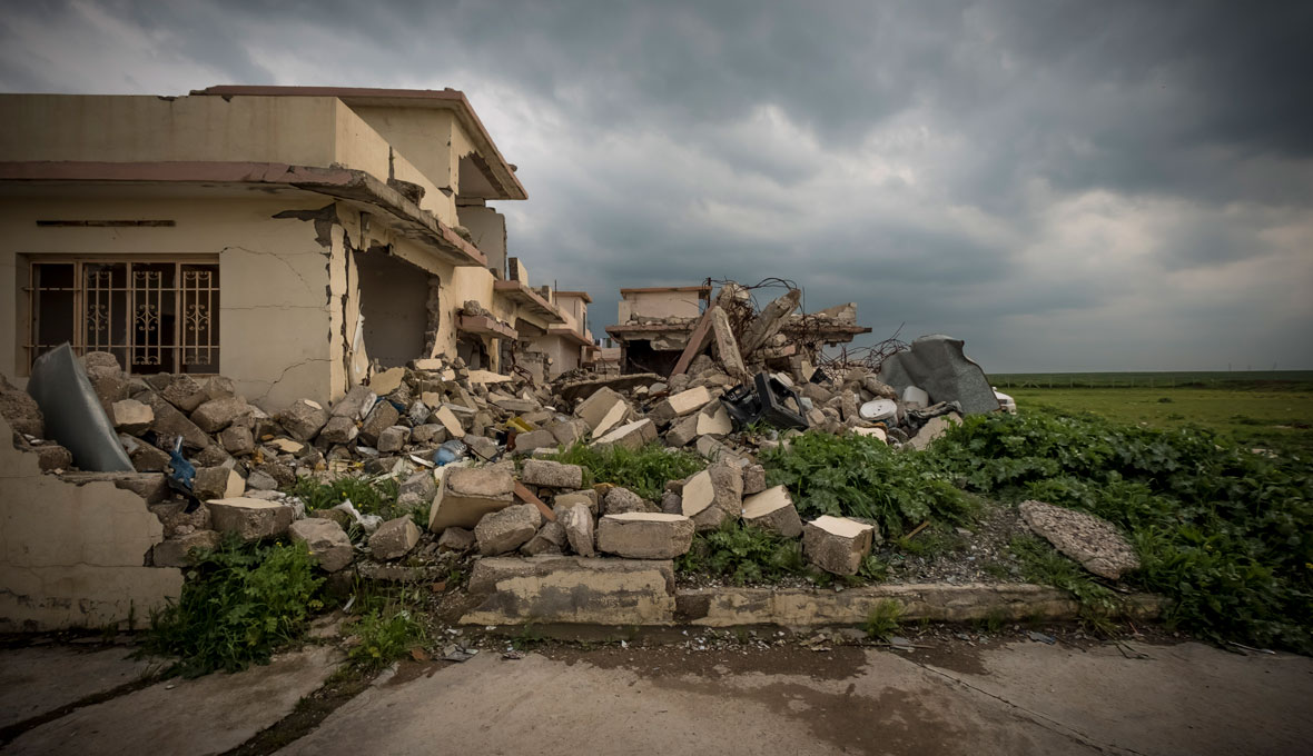 I den kristna byn Talesskef har många återvänt och återuppbyggt sina hus. Men trots det ligger fortfarande en stor del av byn i ruiner. Spår av striderna syns överallt.