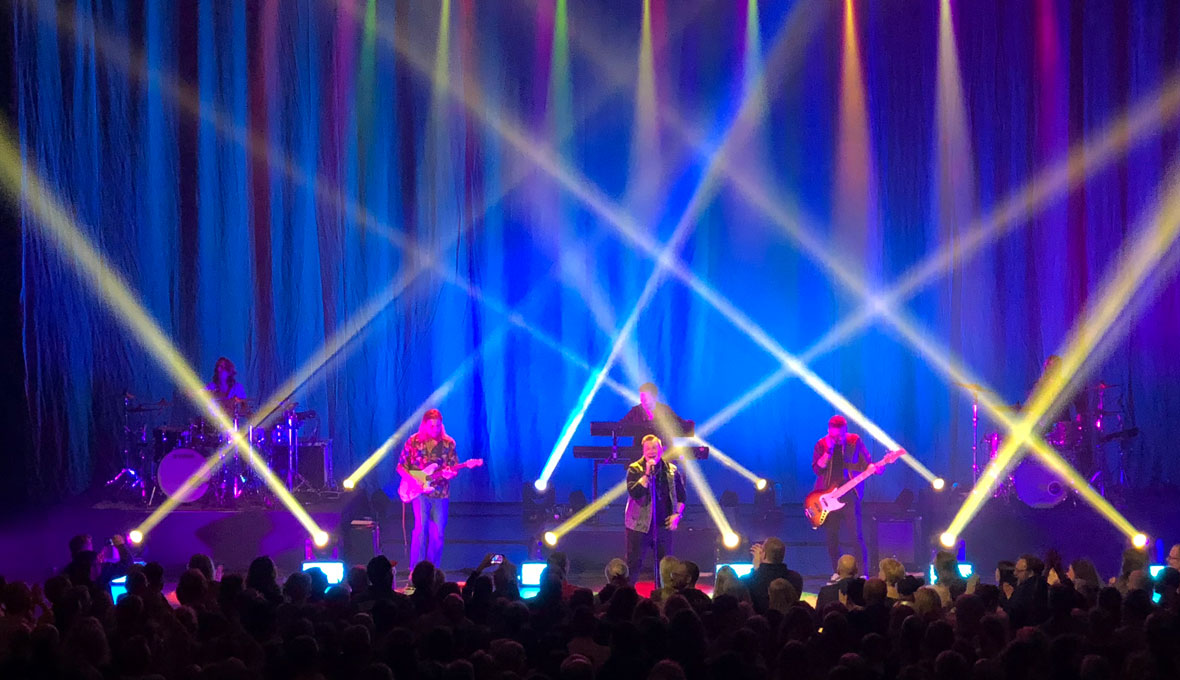 Här står Samuel Ljungblahd på Cirkus i Stockholm den 2 april och sjunger låtar från den nya skivan Witness. Bild: Dagmawit Alemayehu