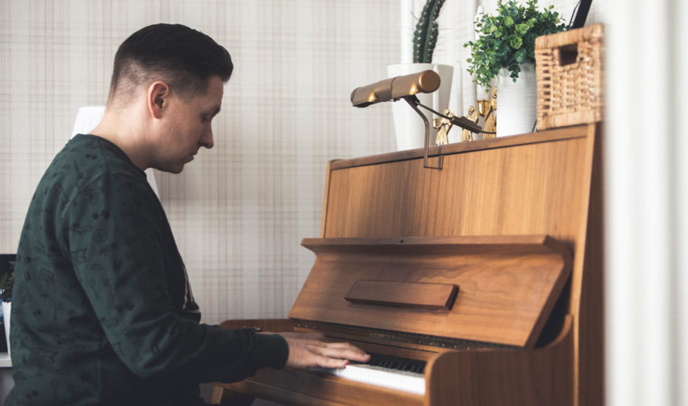 Pianot i sovrummet är nästintill det enda i hemmet som avslöjar Samuel Ljungblahds identitet som musiker.
