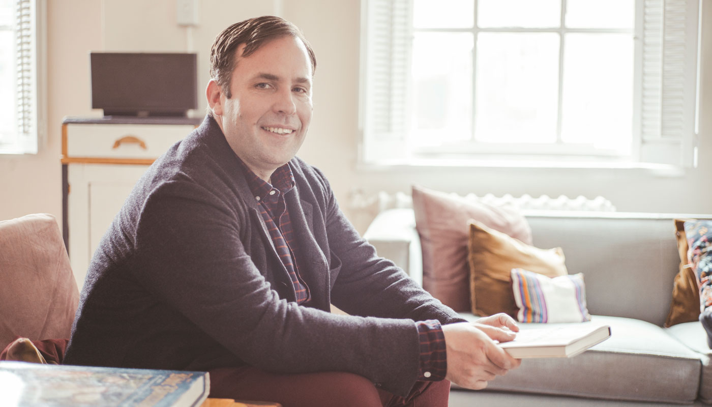 Jacob Smith i vardagsrummet i sin tjänstebostad – faktiskt i det rummet där Anonyma Alkoholister (AA) en gång grundades. Bild: Johan Ericson