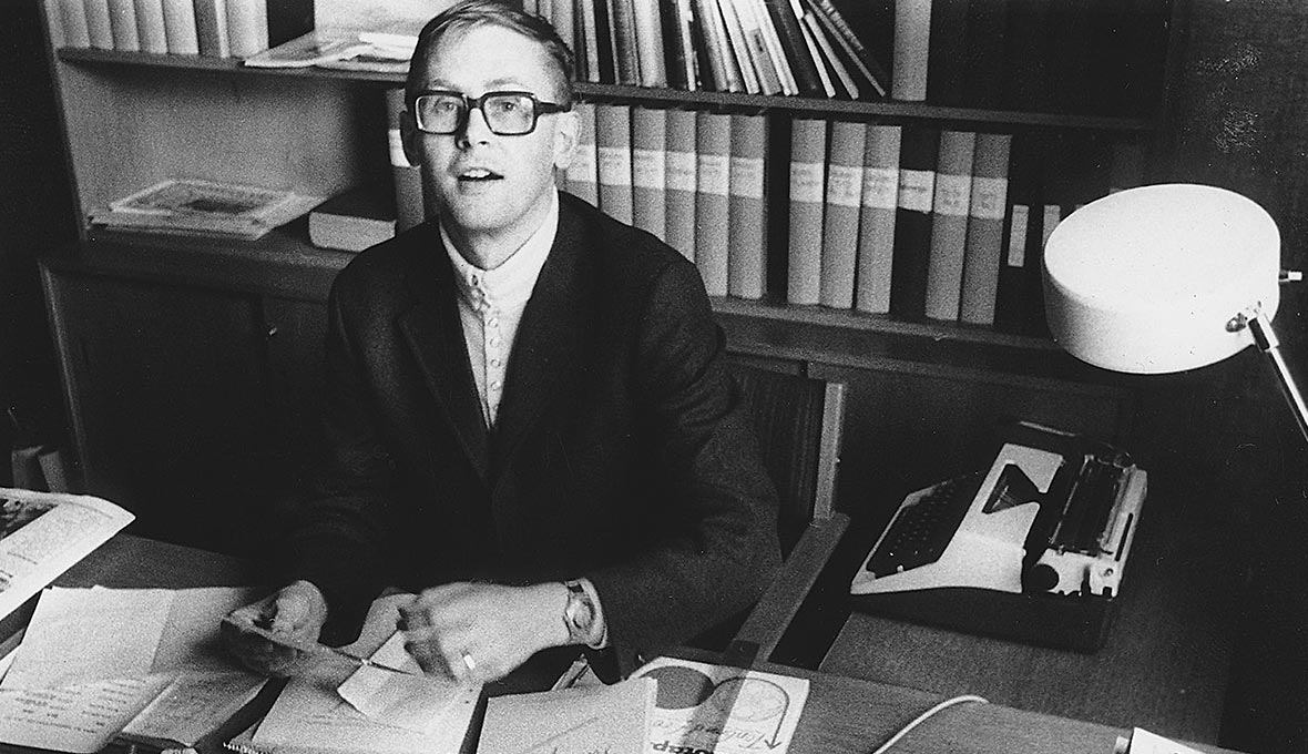 Agne vid skrivbordet  under sin tid som rektor vid Johannelunds teologiska högskola.