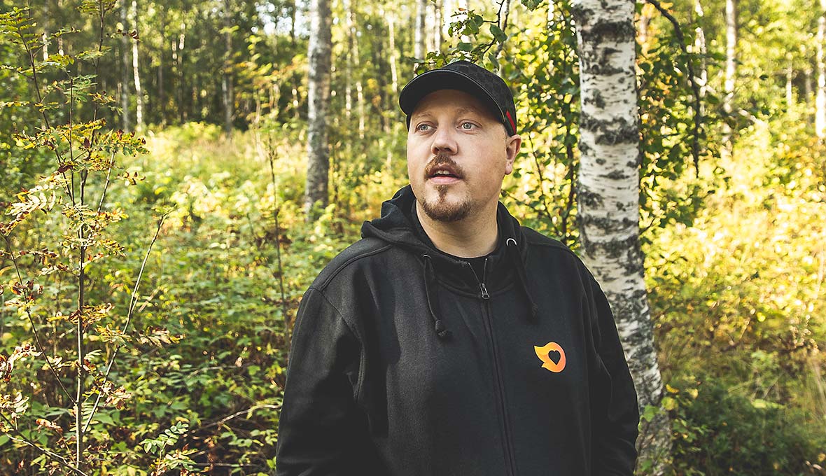 Efter att ha hört om hur väckelsen bröt ut i bygden blev Sebastian mycket nyfiken. Här är han på jakt efter den dansbana i Porsnäs där en man på 1800-talet drabbades så hårt av Guds kraft att han ropade ut till alla sina kamrater att omvända sig.