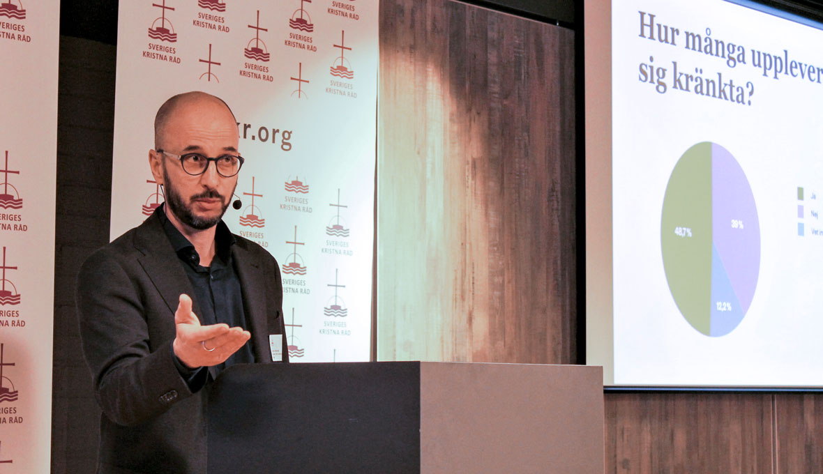 Fredrik Wenell presenterar rapporten från Sveriges kristna råd som visar den dystra siffran att 49 % av de 393 tillfrågade har upplevt kränkningar på grund av sin tro.