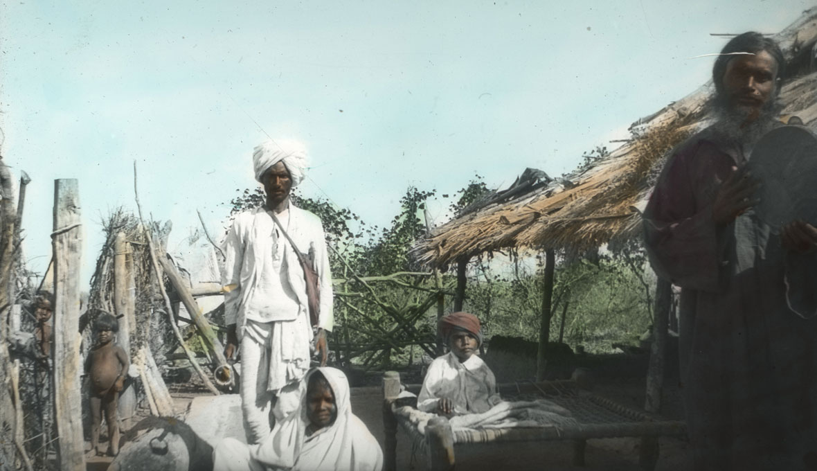 Hirday Baby och hans hustru Hirma (sittande), var evangelister bland gonderna i Indien.