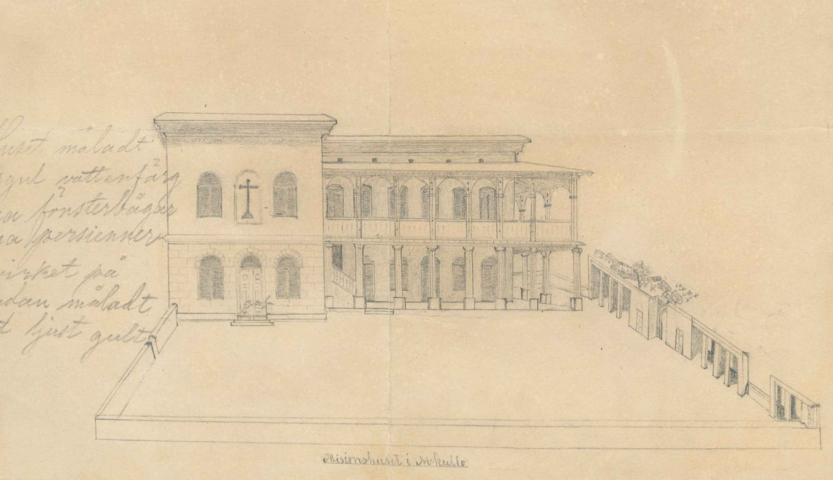 Missionsstationen i Monkullo. På skissen står det noterat att huset skulle målas ljusgult och ha bruna fönsterbågar och gröna persienner. Trävirket på verandan skulle målas mycket ljusgult.