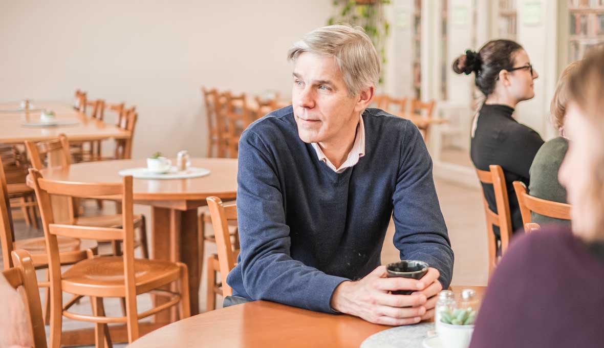 – Jag hoppas att våra studenter ska känna att de bara har börjat lära känna Bibeln, kyrkans historia och sin tro, säger James.
