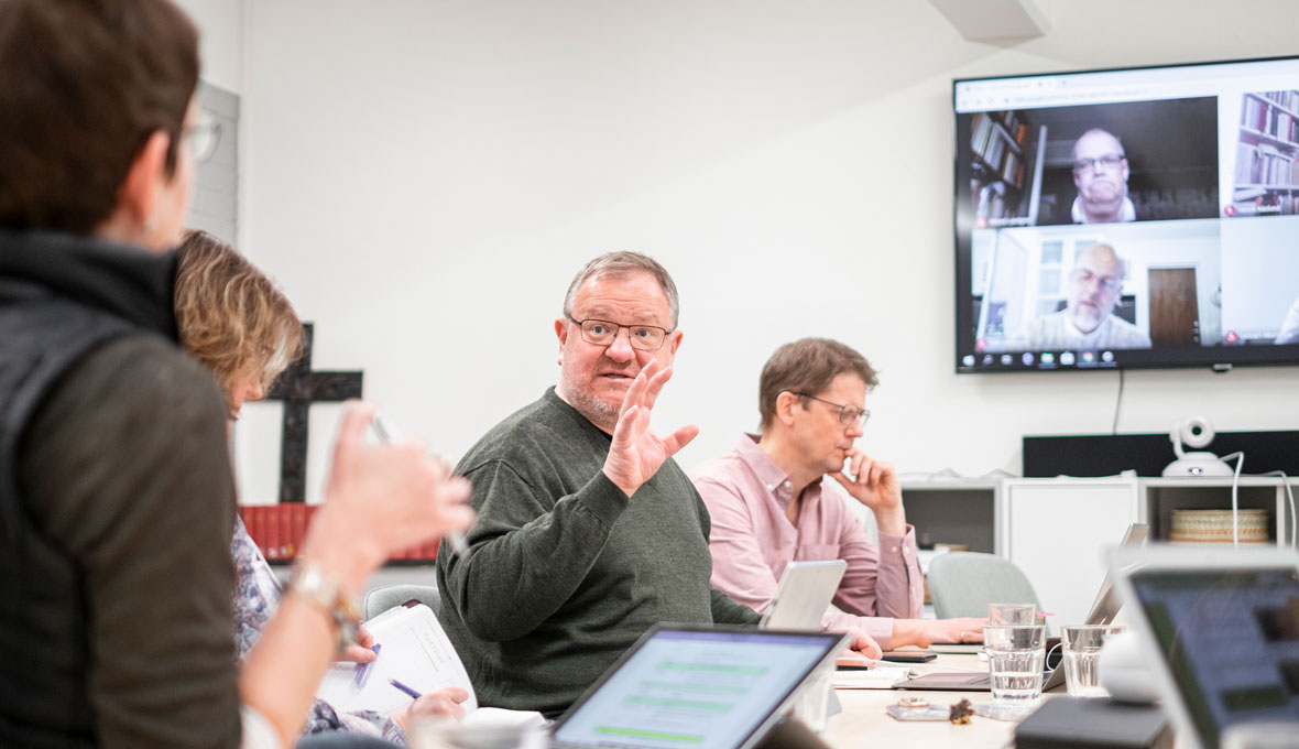 EFS ledningsgrupp har haft många extrainsatta möten på grund av den nuvarande situationen. Som synes på teven i bakgrunden deltar vissa via webben.