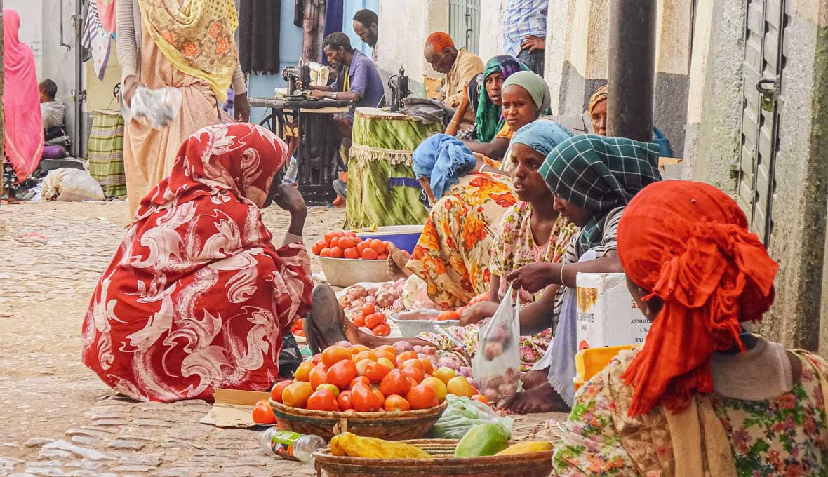 I ett land med över 100 miljoner invånare har ännu inte så många officiellt smittats av covid-19. Men undantagstillstånd råder och många människor påverkas svårt, bland annat av begränsade kommunikationer, höjda priser och ökande arbetslöshet. Dessutom har flera biståndsorganisationer tvingats sänka sitt stöd.