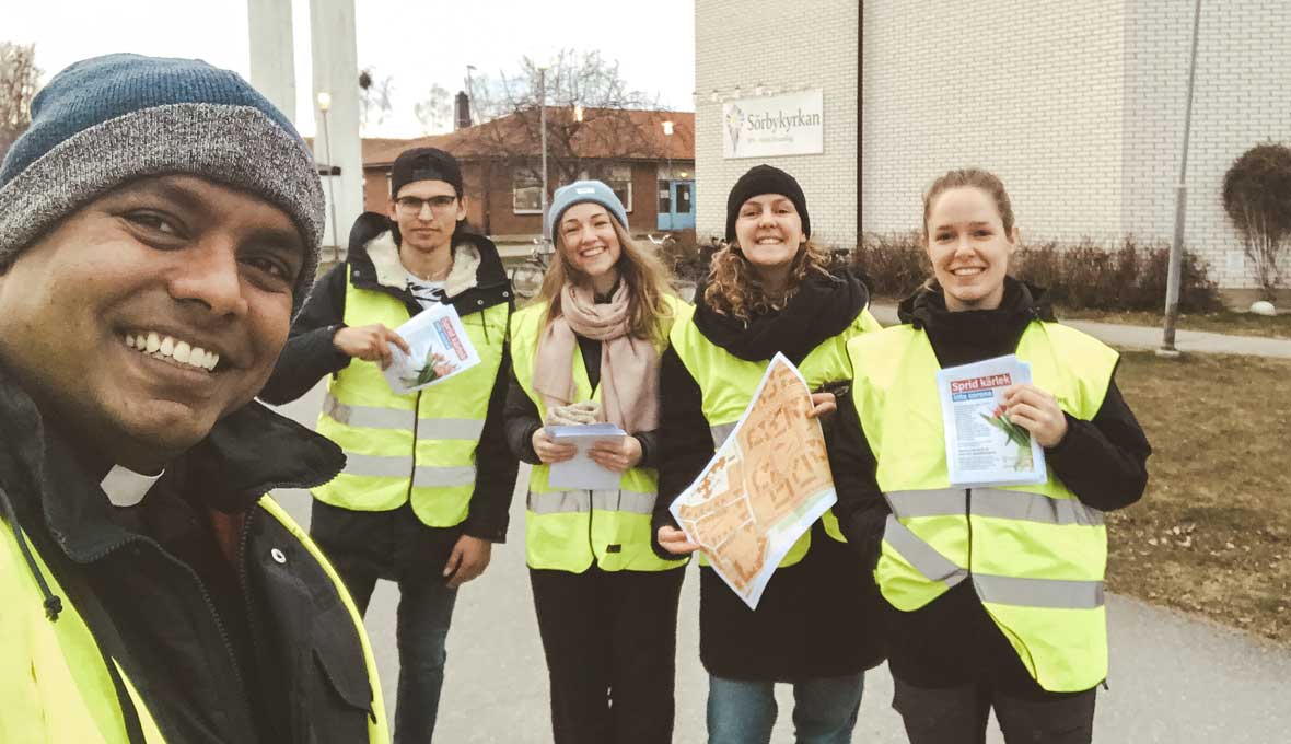 Präst Sylvester Liyanage och hans team är med i Sörbykyrkans gatu- och böneteam. Bild: Privat