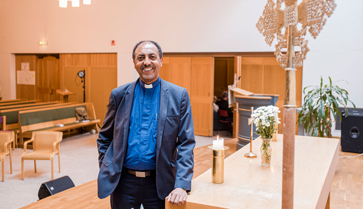 – Jag är inte som en svensk präst, jag upplever att vi eritreanska präster tar på oss mer än vi kanske borde, säger Fetsum Natnael.
