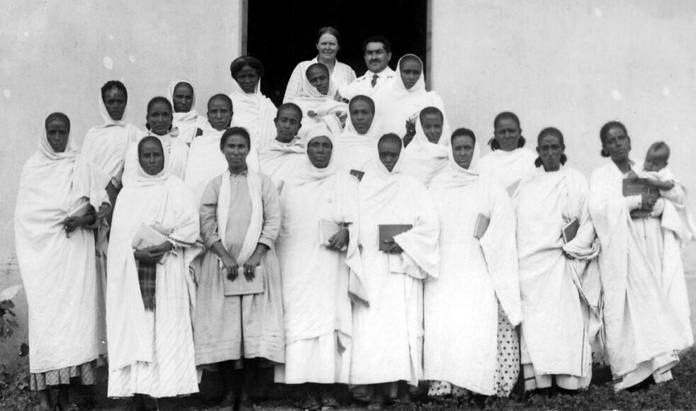 Deltagare i en sjukvårdskurs i Asmara 1928. Längst bak syns paret De Pertis.