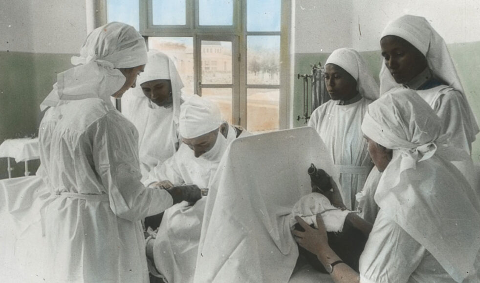 Några av de första sjuksköterskorna rekryterades till sjukhus i Addis Abeba. Här syns de assistera vid en operation.