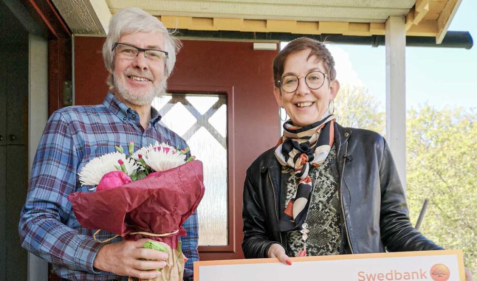EFS missionsföreståndare Kerstin Oderhem delade ut priset i form av blommor, diplom och en check på 10 000 kronor till en förvånad och överraskad Martin Nilsson i Gamla Uppsala. Bild: Victor Forssman