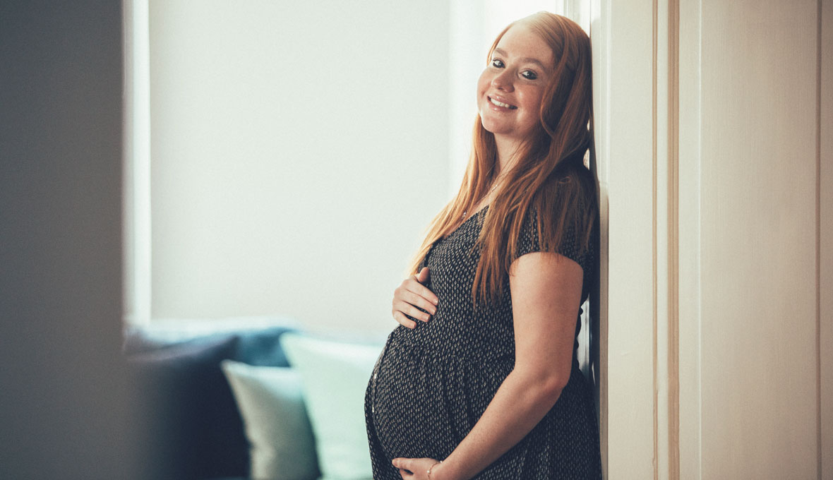 När Budbäraren träffar paret är de bara dagar ifrån att få sitt första barn. I mitten av juli föddes sedan sonen Hiro.  – Att bli förälder känns både otroligt naturligt och väldigt, väldigt overkligt, säger Caroline.