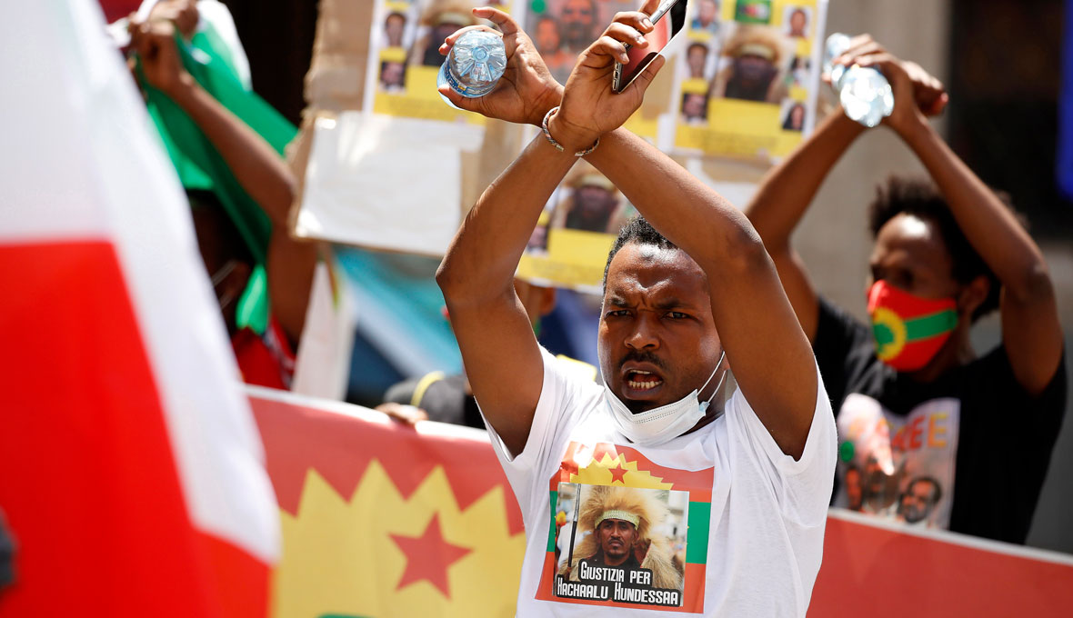 Protester i Etiopien efter mordet på artisten Hachalu Hundessa, vars låtar har blivit ljudspår för kampen om mer inflytande för oromofolket. Bild: TT