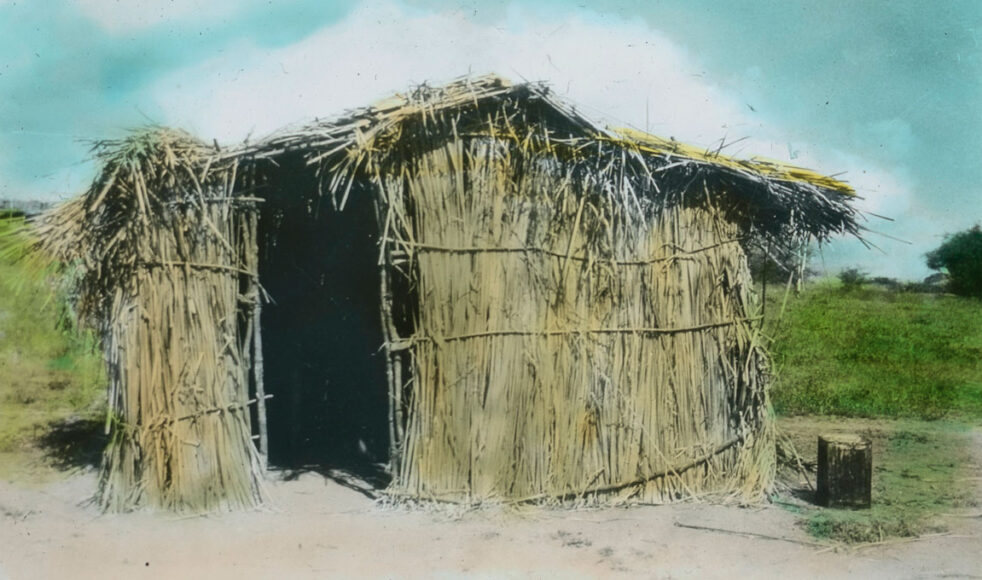Den enkla hydda som tjänstgjorde som den första kliniken i Ilula i Tanzania.