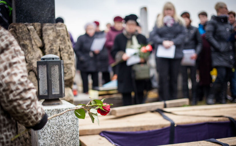 20 deltagare tillåts på begravningar