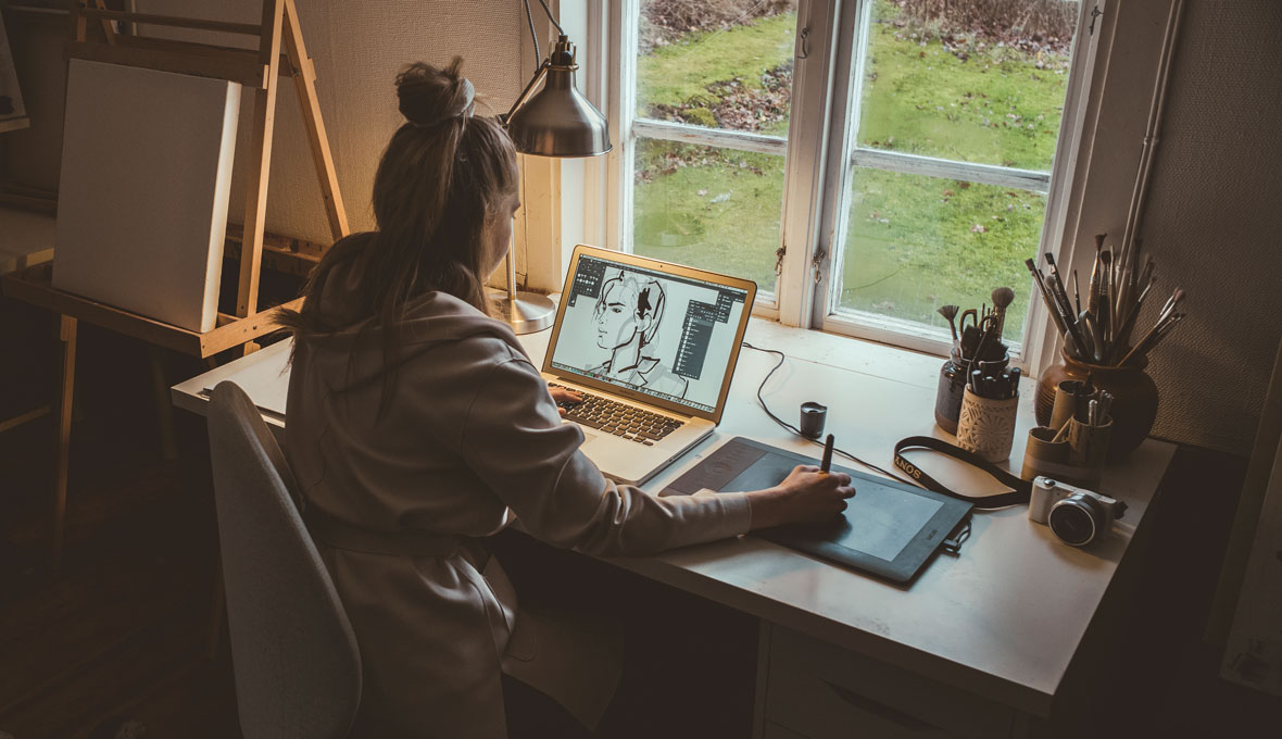 Under sommarhalvåret tillbringar Sara mycket tid i sin ateljé som ligger placerad bakom familjens hus.