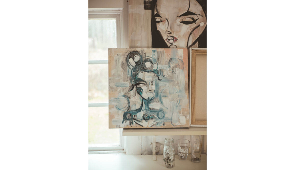 – De som köper konsten får vittnesbördet på köpet, säger Sara Woodrow.