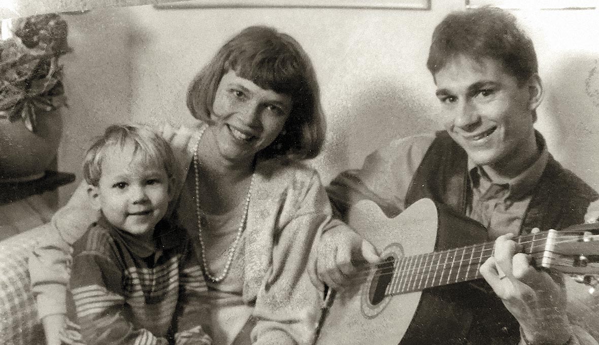 Bosse tillsammans med frun Elsa, som han varit gift med  i 35 år, och en av de tre sönerna. Bild: Privat