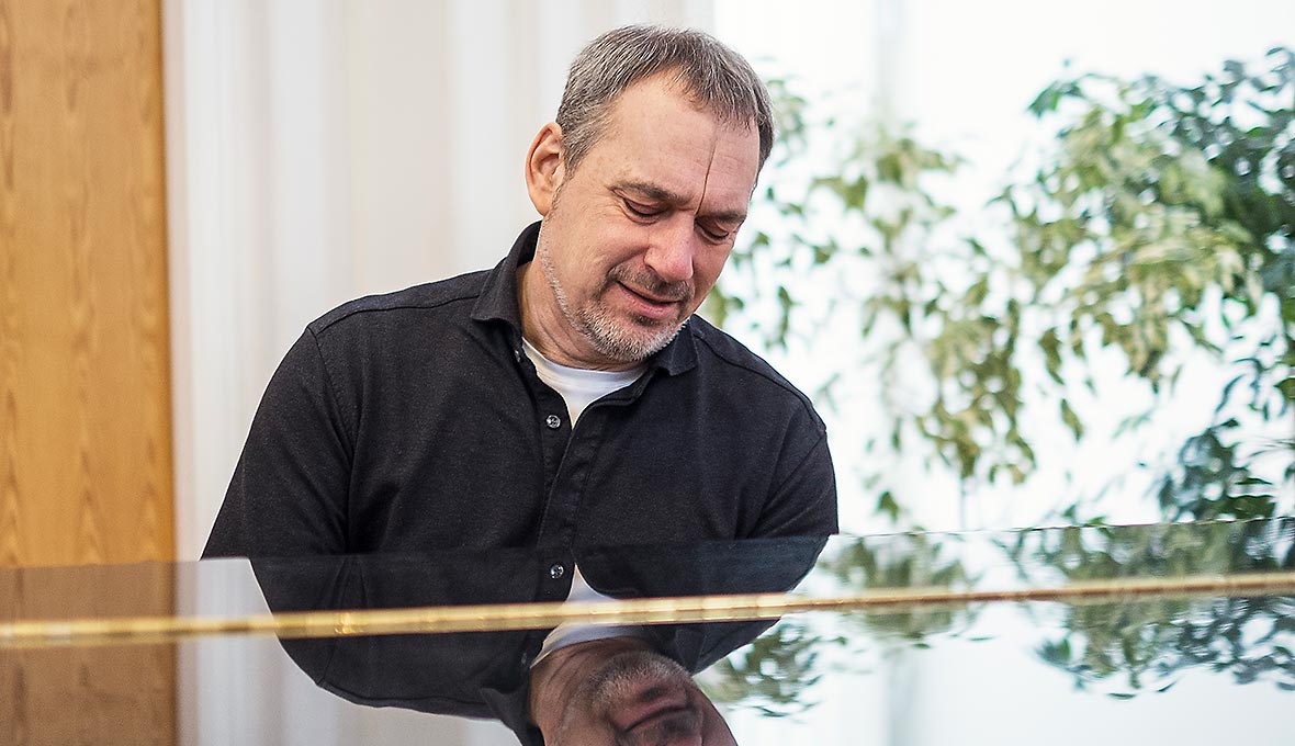 Bosse mötte Guds kärlek och nåd i tidiga tonåren och fick smaka på lovsången genom Jesusrörelsen och den karismatiska väckelsen. Bild: Jakob Arvidsson