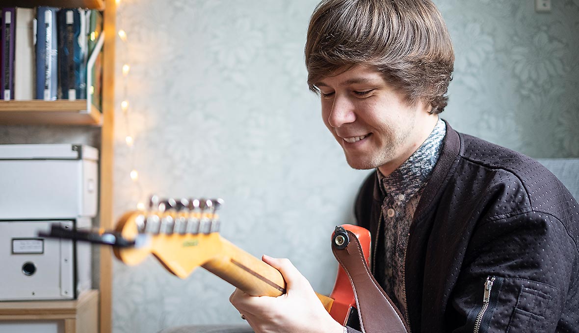 Jeremias låttitlar är inspirerade av Bibeln och Petter hoppas att Gud återspeglas i musiken. Bild: Dagmawit Alemayehu