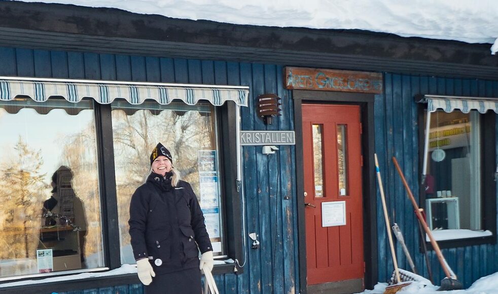 I byn Lannavaara färdas många på spark under vinterhalvåret då hela samhället är täckt av snö. Marias favoritplats i byn ligger strax bakom detta hus, nere vid älven.
