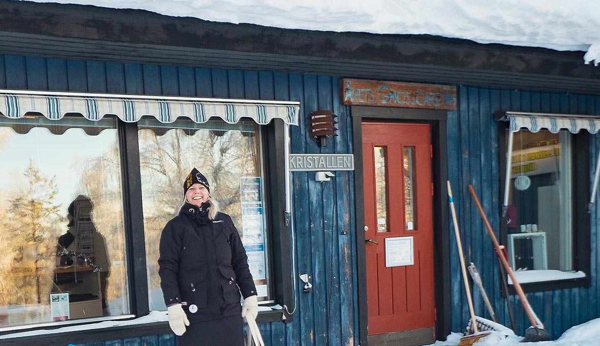 I byn Lannavaara färdas många på spark under vinterhalvåret då hela samhället är täckt av snö. Marias favoritplats i byn ligger strax bakom detta hus, nere vid älven.