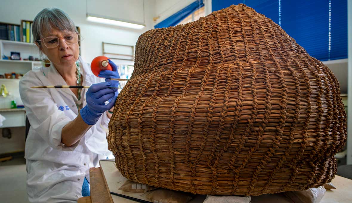 Den uråldriga korgen som hittades i samband med utgrävningarna.