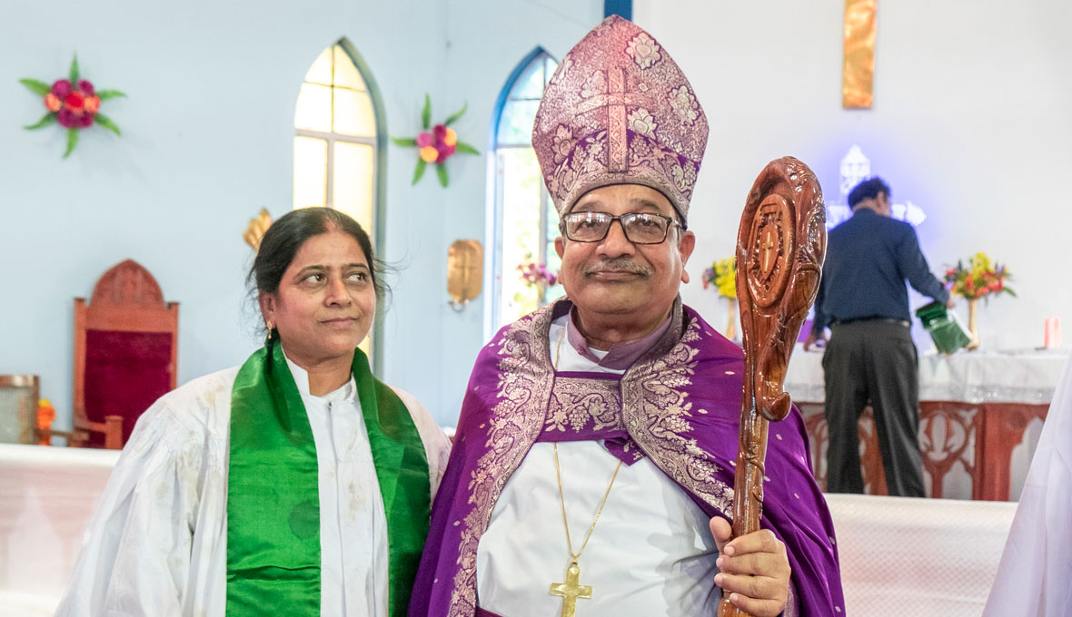 Emmanuel Pachoo, här med nyvigd präst i Indien. Bild: Martin Nilsson