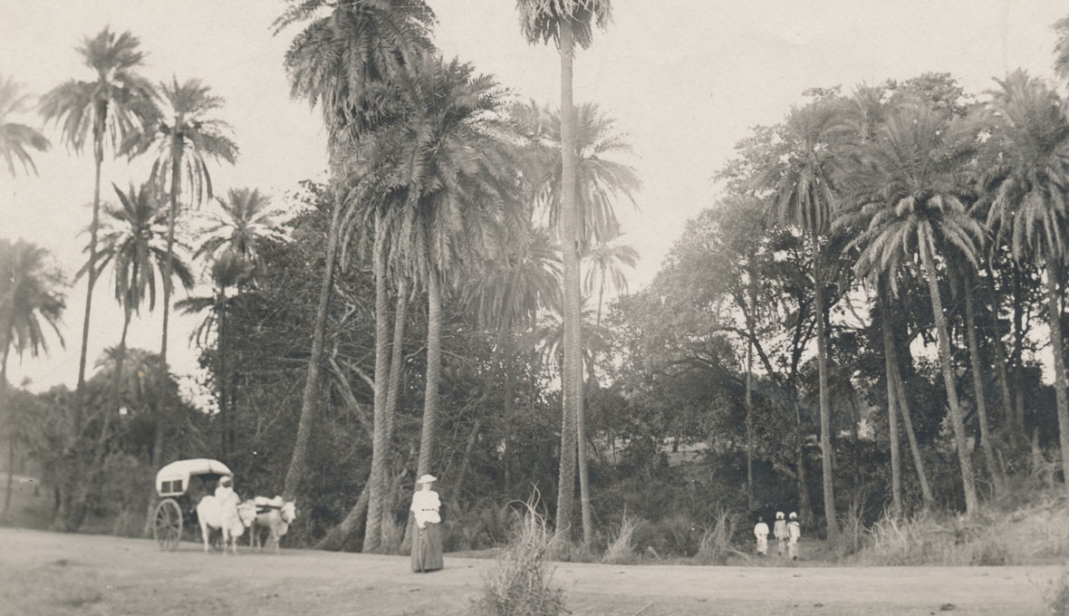 EFS missionsarbete i Indien inleddes år 1877. Här en inte namngiven kvinnlig missionär vid Nimpani, Padhar, cirka 1880.