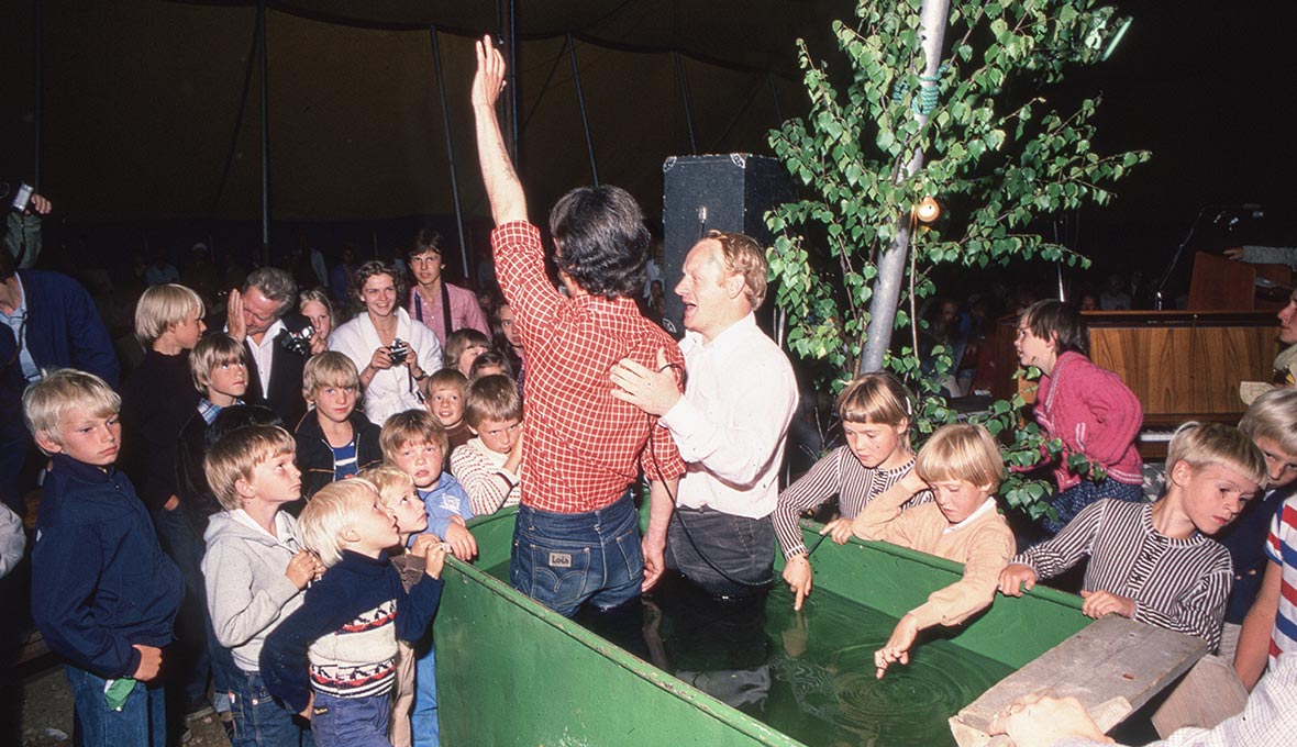 Dop i en portabel dopbassäng under en sommarkonferens i slutet av 1970-talet.