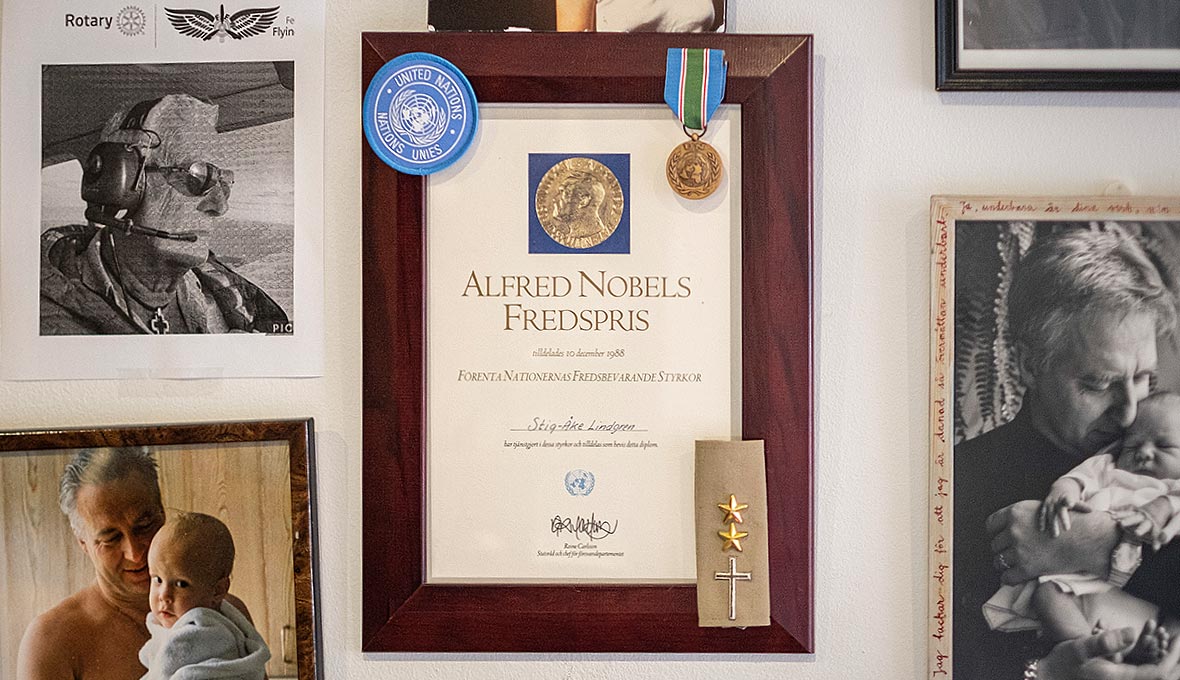 På väggen hänger bland annat en tavla som påminner om att han fått Nobels fredspris.