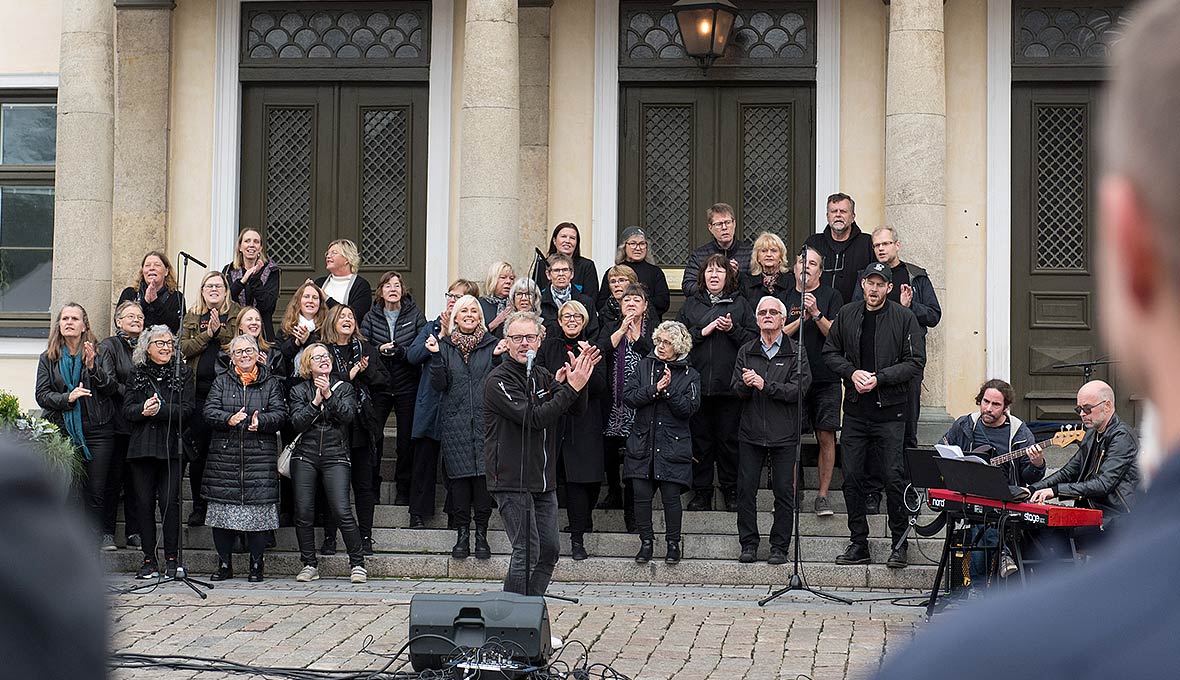 Växjö City Gospel inbjöd torghandlande växjöbor att sjunga med i When the Saints. Bilder: LarsErik Tobiasson