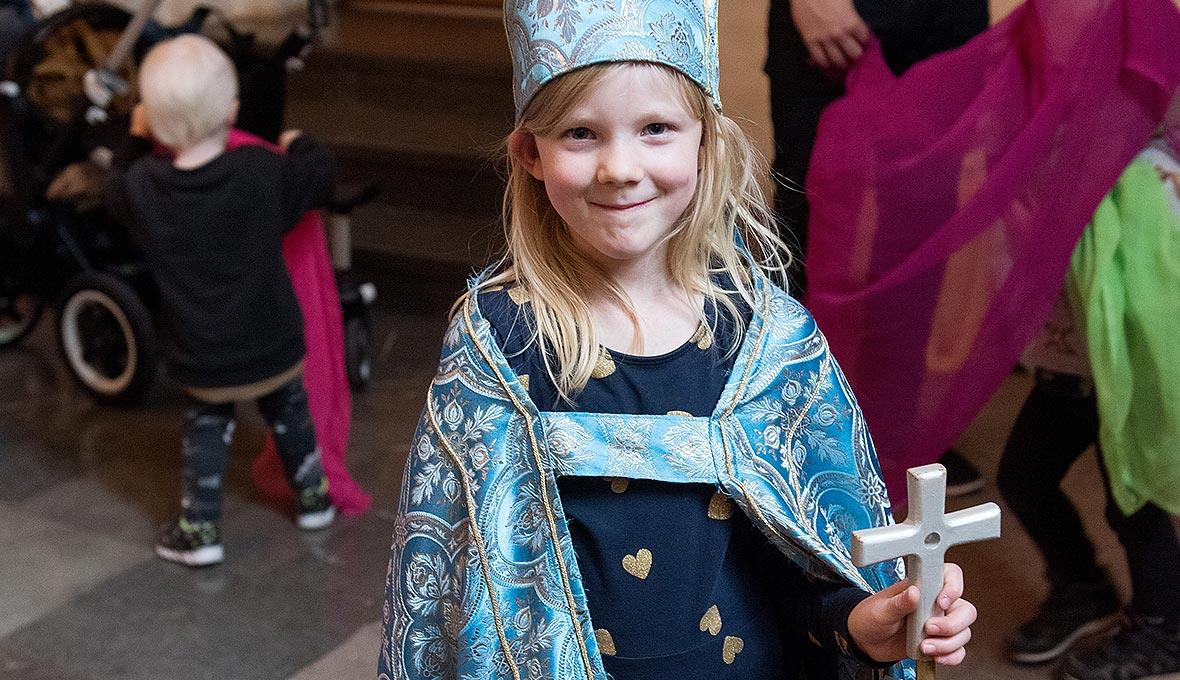 Barnen i Lillkyrkan längst bak. Anna-Karin gillade att se ut som biskopen.