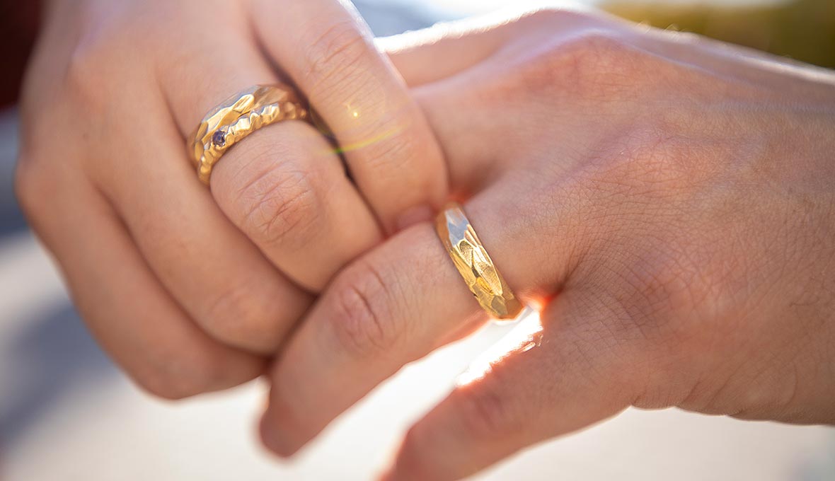 Amanda och Oliver träffades på jobbet och gifte sig under pandemin.