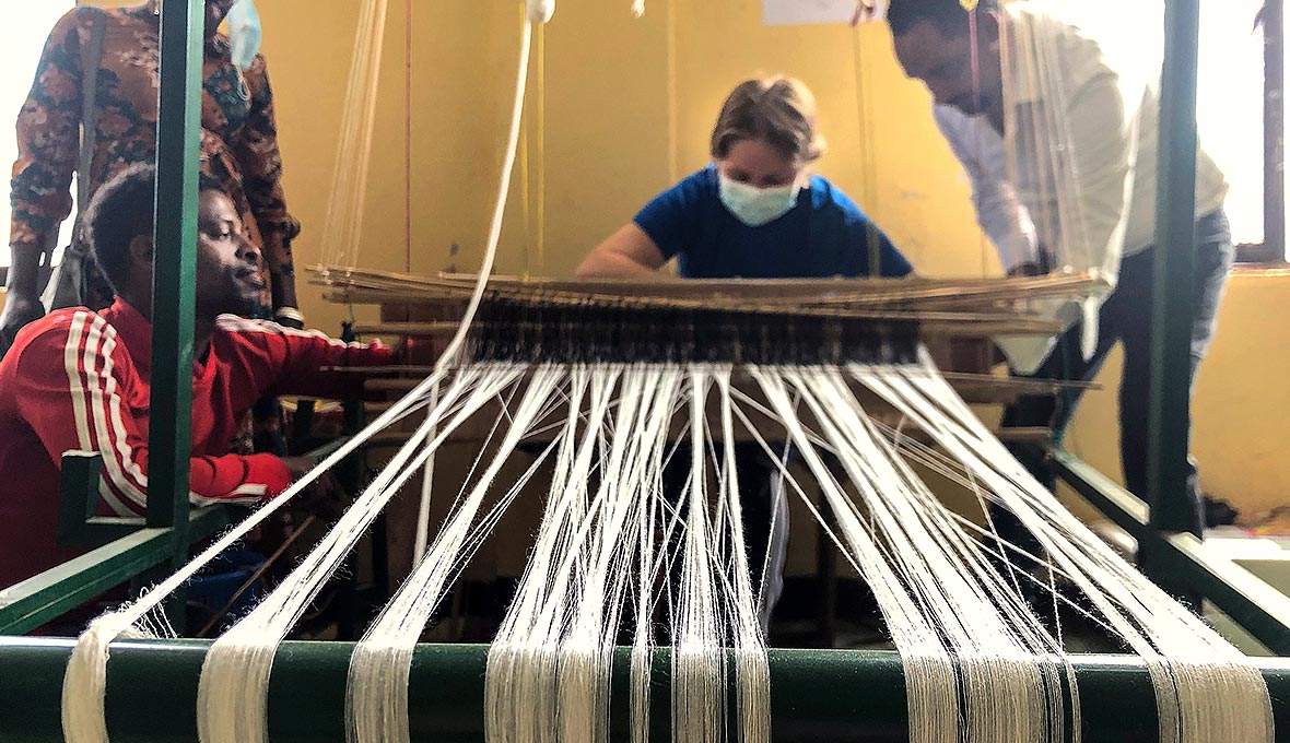Praktikanten Veronika lär sig att väva. Bild: Alma Åkesson