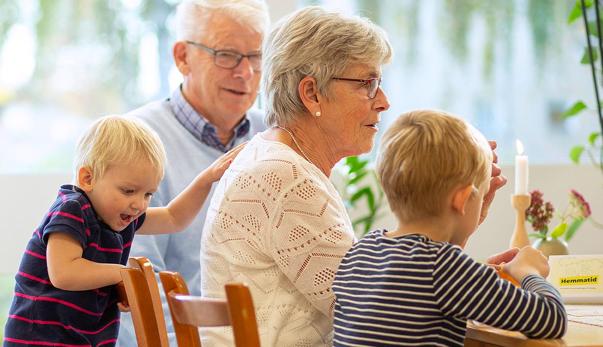 Stig och Karin: Kortleken är väldigt lätt att använda och känns som ett enkelt hjälpmedel till att komma igång med samtal. Jag skulle mycket väl kunna tänka mig använda den vid kyrkkaffet. Bilder: My Nygren