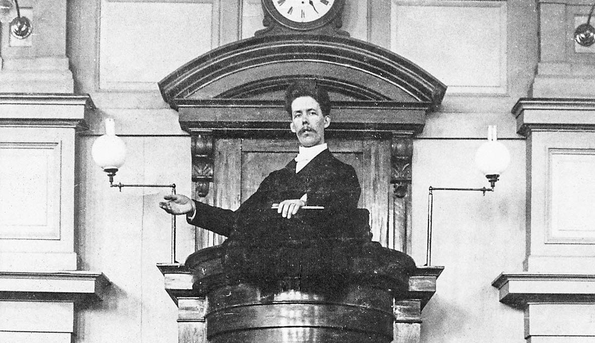 Axel B Svensson i Rosenius predikstol.