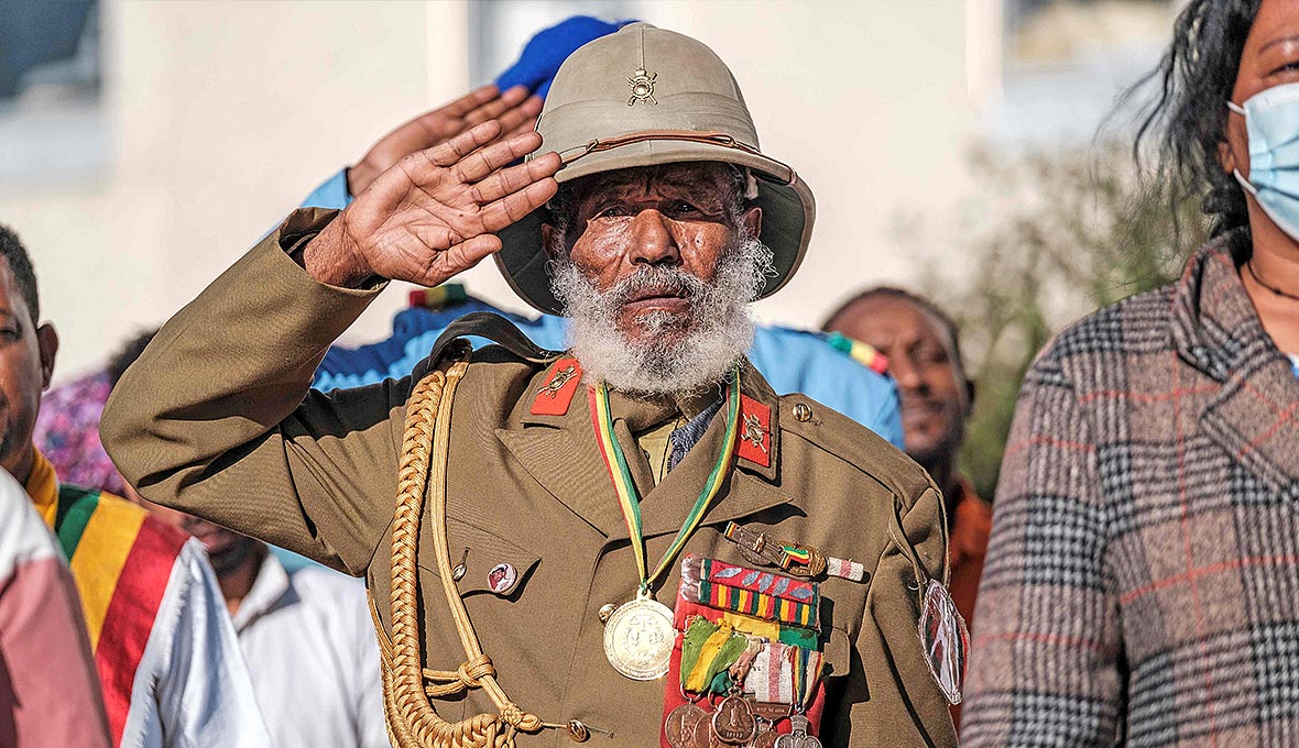 Mitt i en folksamling, på väg för att besöka TPLF-trupper, gör en veteran honnör. Bild: TT